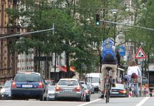 Frankfurt am Main Radfahrer im Straßenverkehr Impression Image