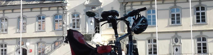 Fahrrad mit Helm und Tasche vor dem historischen Rathaus in Lippstadt