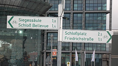 Fahrradwege in Berlin Beschiderung am Hauptbahnhof  
